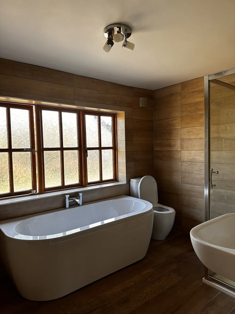 Freestanding bath beneath a window